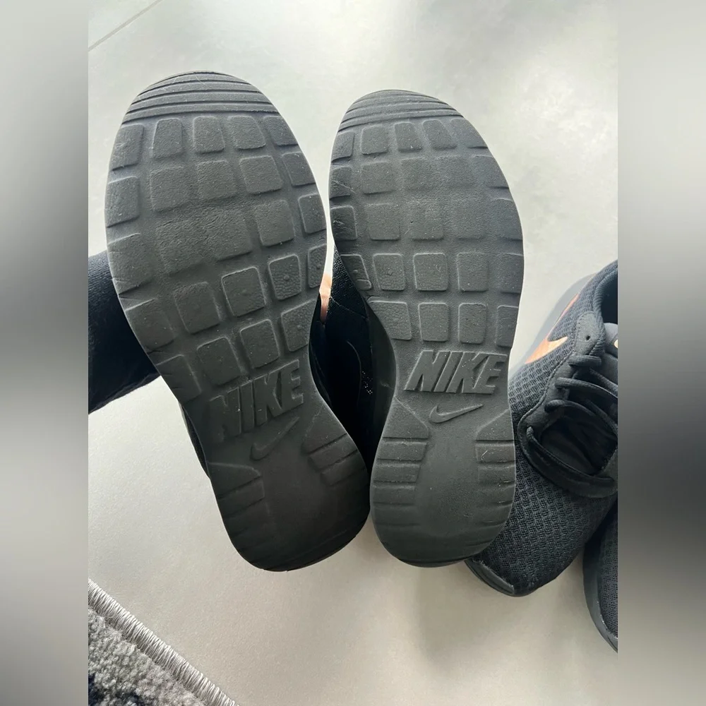 Bundle of 2 NIKE Tanjun Black Gold sneakers athletic size 7 running gym trainers - Picture 8 of 11